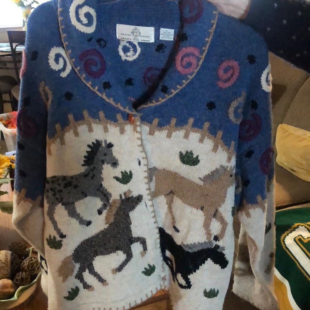 Sweater with designs